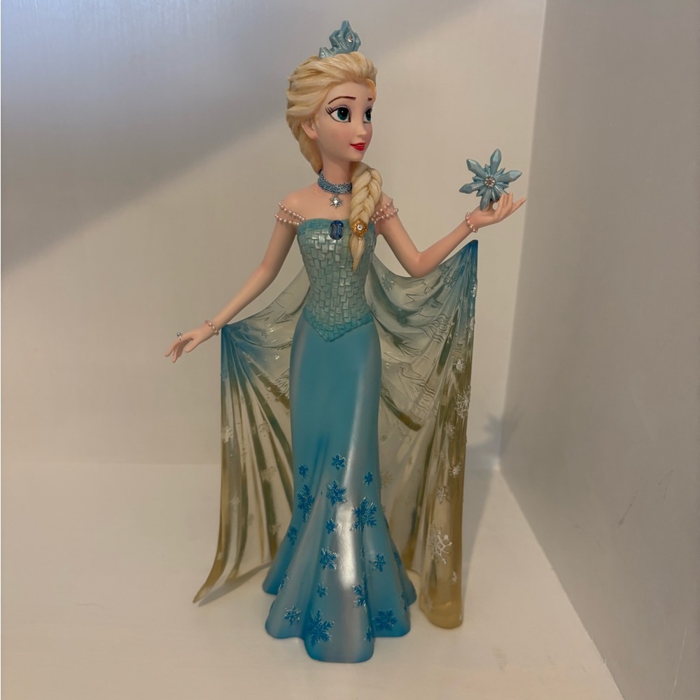 Enesco Disney Showcase Queen Elsa Couture de Force Stone Resin Figurine